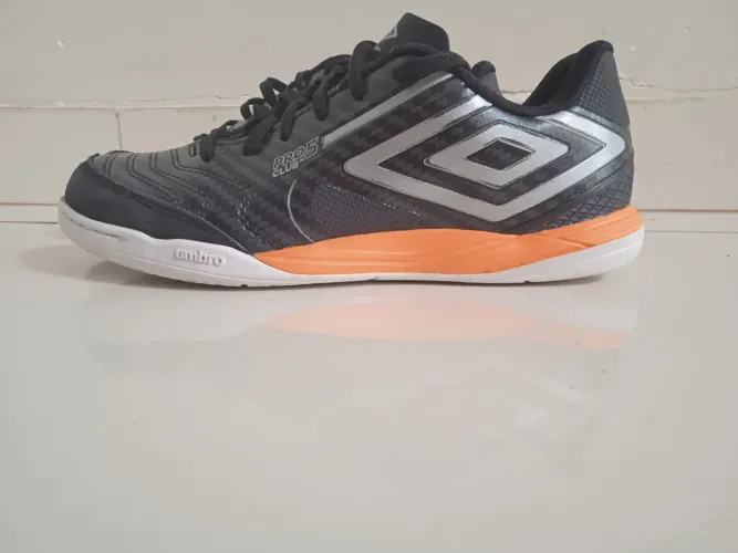 Chuteira futsal Umbro Pro 5 club. Tamanho 39.