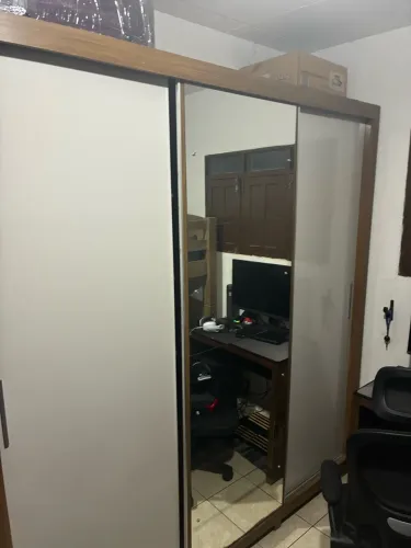Guarda roupa semi novo