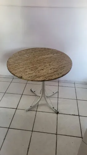 Mesa usada redonda de 90 cm de diâmetro.<br><br>Por apenas 120 reais