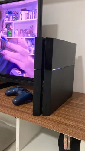 Vendo PS4 fat 500GB COM 2 jogos físicos, 1 controle E cabos