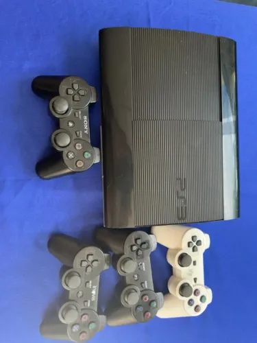 PS3 Super Slim 500GB Desbloqueado + 4 Controles