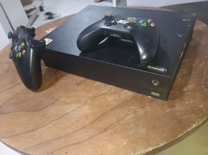 Xbox one X + dois controles com defeito