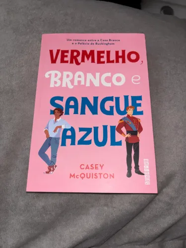 Livro Vermelho, branco e sangue azul - Casey McQuiston