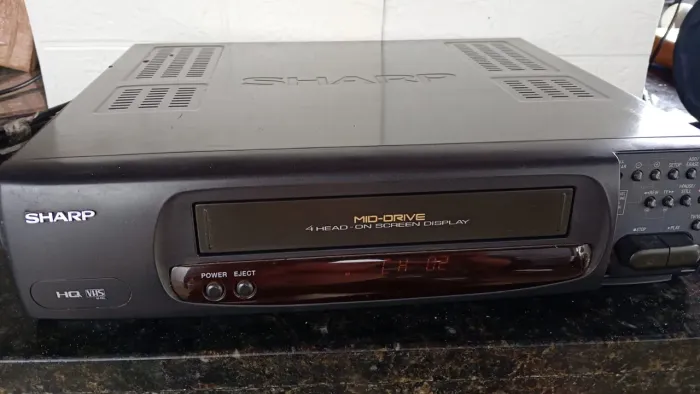 Videocassete Sharp VC-1394-B com 4 cabeças.