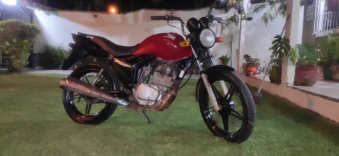 Cg fan 125 carburada com swap para 150cc. Pegar e levar no jeito que está. Pra sair rapido