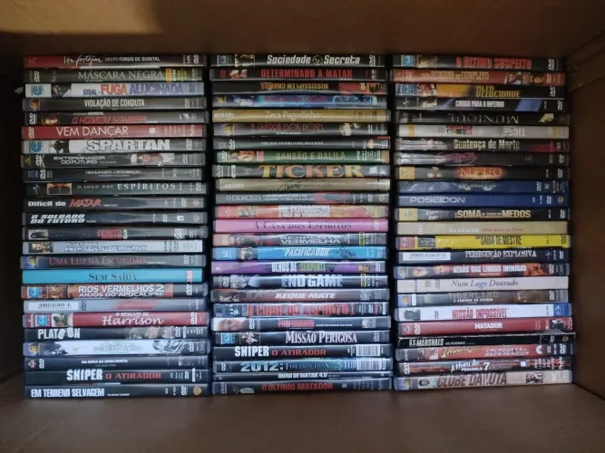Lote de filmes em DVDs junto vai aparelho para reprodução