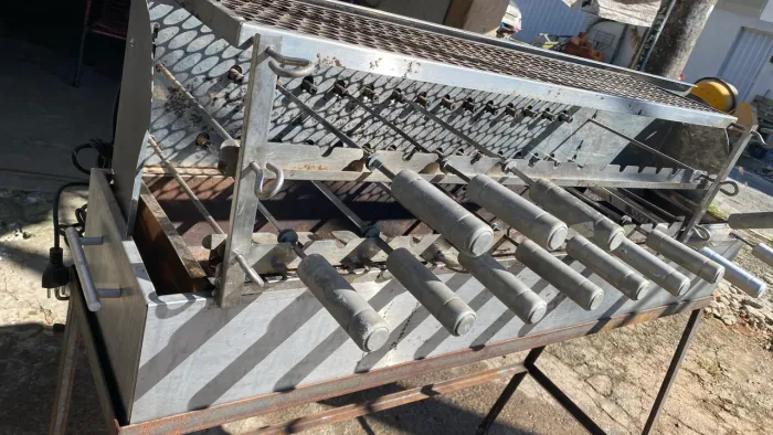 CHURRASQUEIRA POLI GRILL INOX GIRATÓRIA 30 ESPETOS MAIS GRELHA DE TELA EM CIMA 