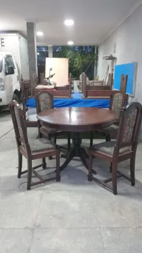 Mesa antiga de madeira com 4  cadeiras