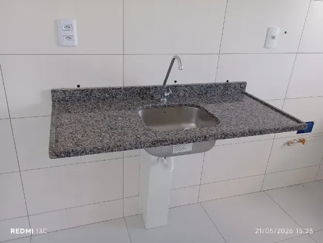 Pia de mármore para cozinha com cuba de inox inclusa.