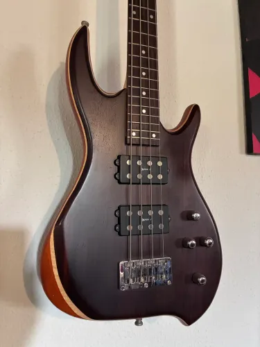 Baixo Eagle EGB 4100