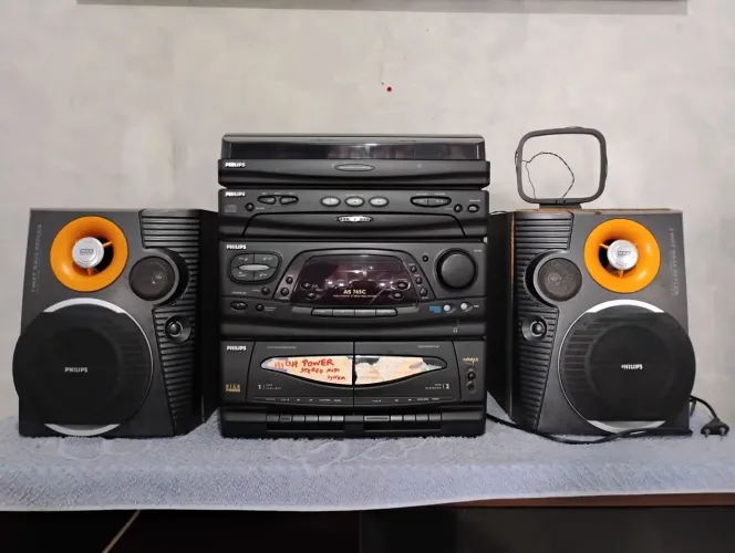 Duas Caixas de som Philips 3way Max Bass + aparelho de som Philips (BRINDE).