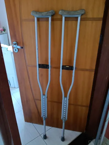 Alugo um par de Muletas