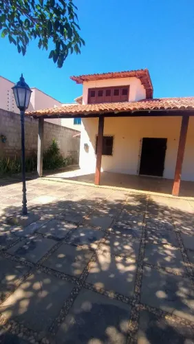 Casa na Praia do Coqueiro com varanda, ótima localização