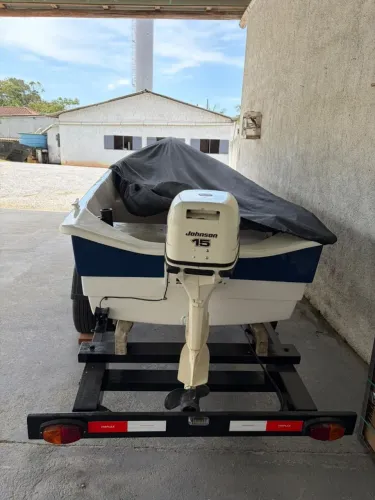 Vendo lancha de fibra com ou sem reboque ..... Chamem no zap interessados 