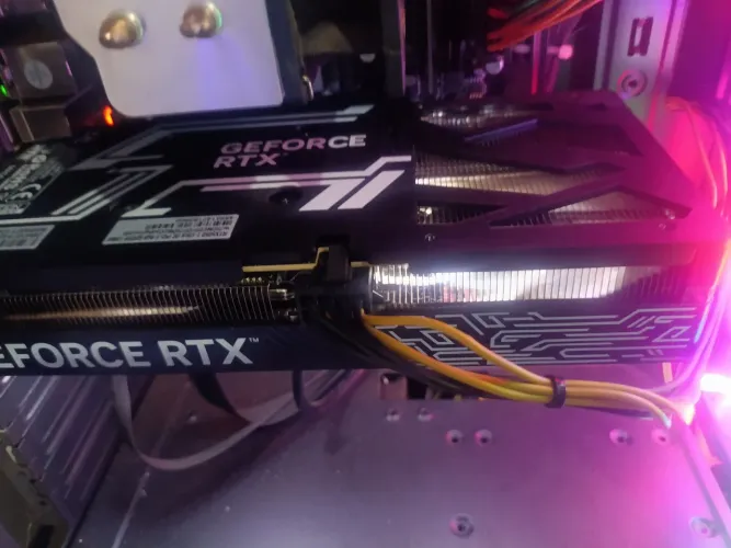 Vende-se placa de vídeo Galax Geforce RTX 5050 8gb Gddr6 128bits
