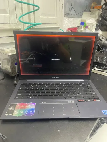 Notebook funcionando perfeitamente porém com essas manchas nas bordas aparelho.