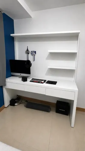 Escrivaninha com painel de tv
