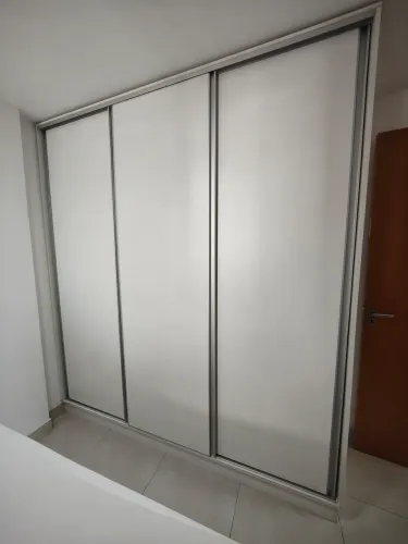 Guarda roupa 3 portas cabideiro calceiro maleiro nichos