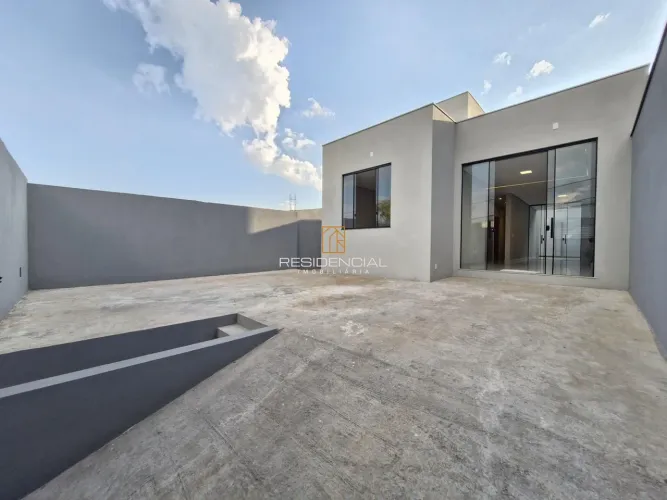 CASA A VENDA NO B. SÃO ROQUE 03 QUARTOS, SUITE, SALA, COZINHA, 04 VAGAS, QUINTAL