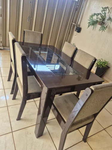 Mesa de Madeita com 6 cadeiras