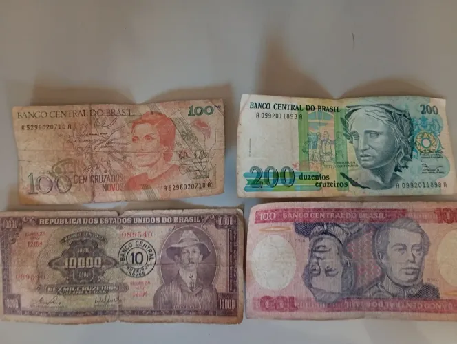 Cédulas e moedas antigas