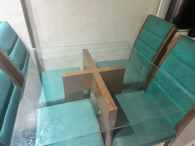 Vendo Conjunto de mesa com 4 cadeiras 