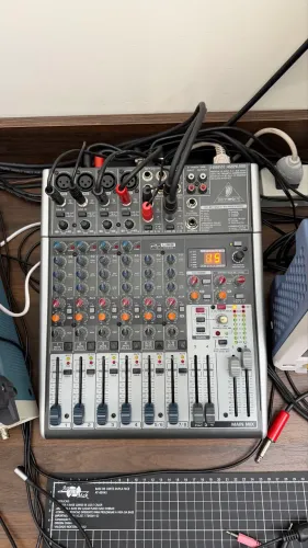 Mesa de som Behringer Xenix X1204 USB mixer console