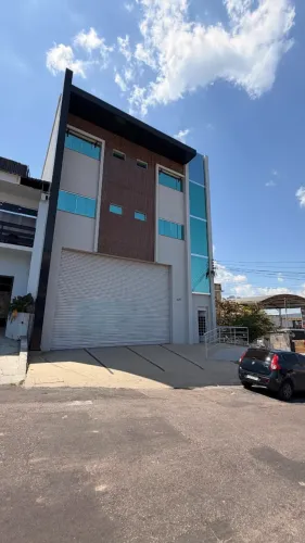 PRÉDIO COMERCIAL NO BAIRRO PRAÇA 14 EM MANAUS, COM 10 SALAS, NOVINHO