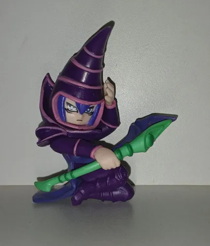 BONECO MINIATURA YUGIOH YU GI OH MAGO NEGRO BRUXO DE VESTIDO ROXO E CAJADO VERDE