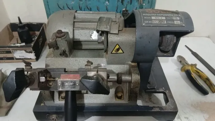 VENDO MAQUINA DE CHAVE SEMI NOVA