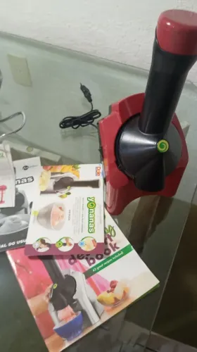 Máquina de sorvete caseira com frutas 