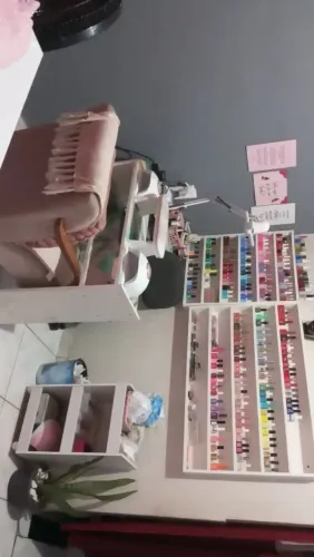 Vendo material de unha completo com mesa poltronas e etc mais informações no pv