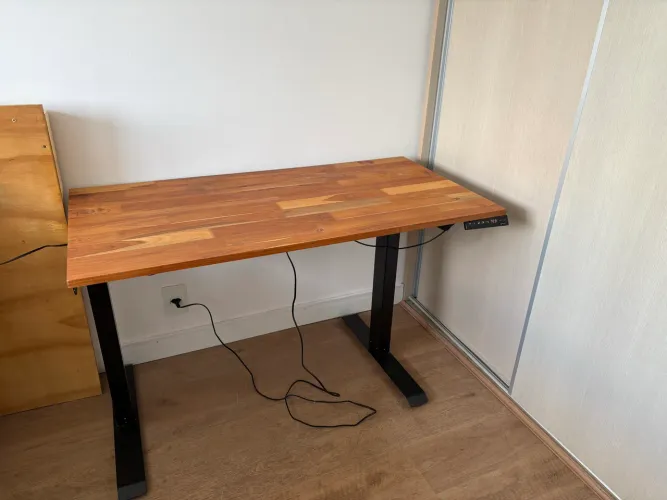 Mesa Husky com regulagem elétrica de altura e tampo de teca