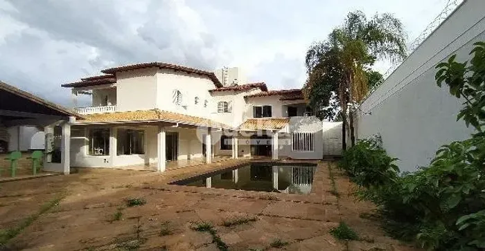 Casa disponível para locação no bairro Umuarama em Uberlândia-MG