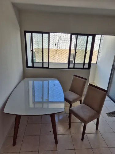 Vendo mesa de jantar em excelente estado 1,80 x 1,10 com 6 cadeiras