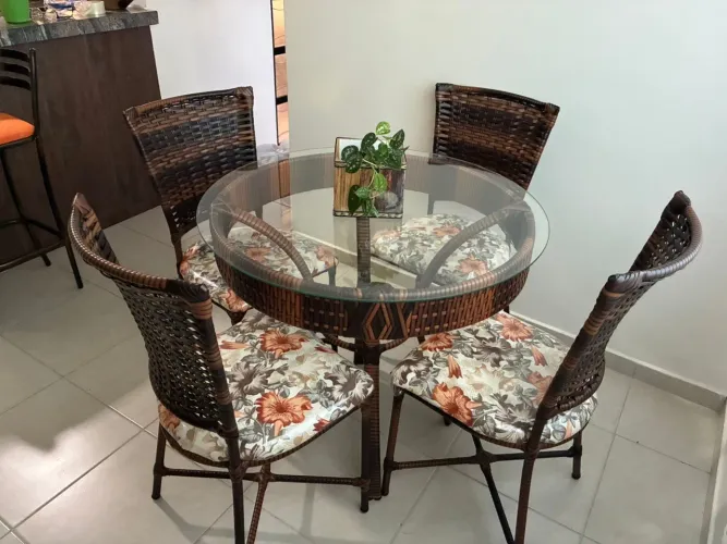 Conjunto de mesa e cadeiras para área externa ou interna 