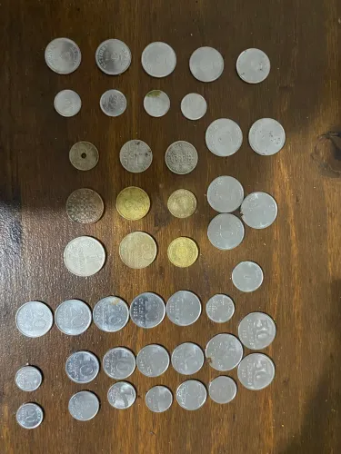 Vendo 48 moedas antigas nacional e importada