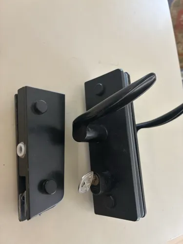 Fechadura com Maçaneta Preta Fosca para Porta de Vidro ou Alumínio