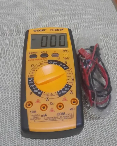 MULTIMETRO PROFISSIONAL COM CAPACITIMETRO,  NOVO. 