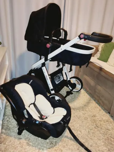 Carrinho de bebê com bebê conforto e redutor