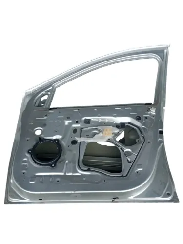 Porta Dianteira Direita Renault Logan Sandero 2015 A 2023 - Dianteira - Direito - Prata