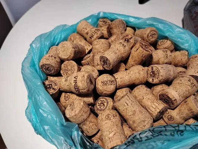Rolhas usadas de espumante , 200 unidades e rolhas usadas de vinho 35 unidades pa artesana