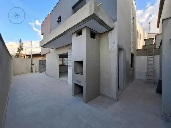 Casa Geminada á venda no bairro Planalto, Belo Horizonte - MG.