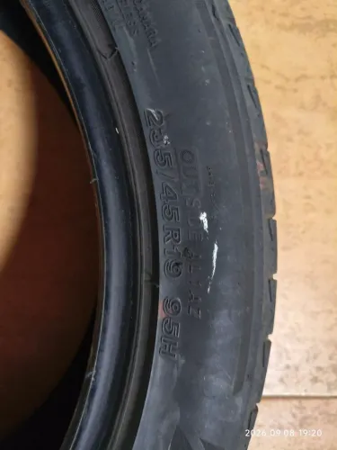 Pneu 235R19/45