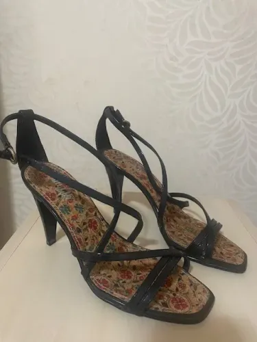 Sandália salto alto preta, tamanho 35