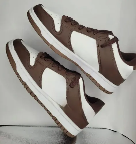 Modelo casual moderno nas cores marrom e branco. 
