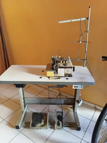 Maquina overloque singer