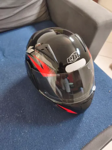 Capacete modelo Robocop