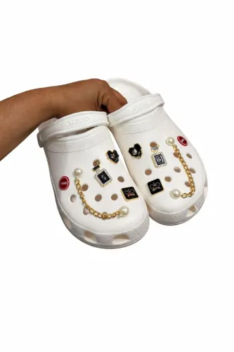 Crocs feminina branca personalizada com pingentes ?