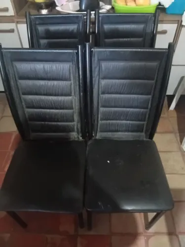 Mesa de 4 cadeiras.